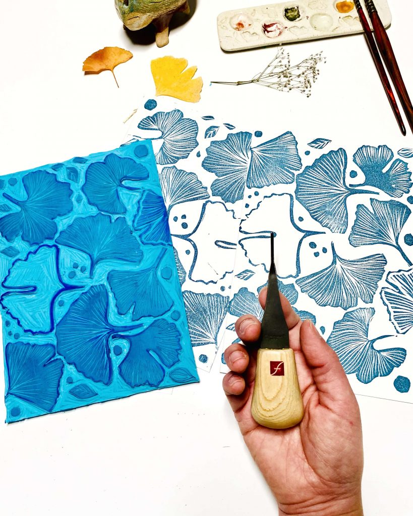 exemple de linogravure simple gingko sur couverture de carnet créatif artisanal bluevert soul